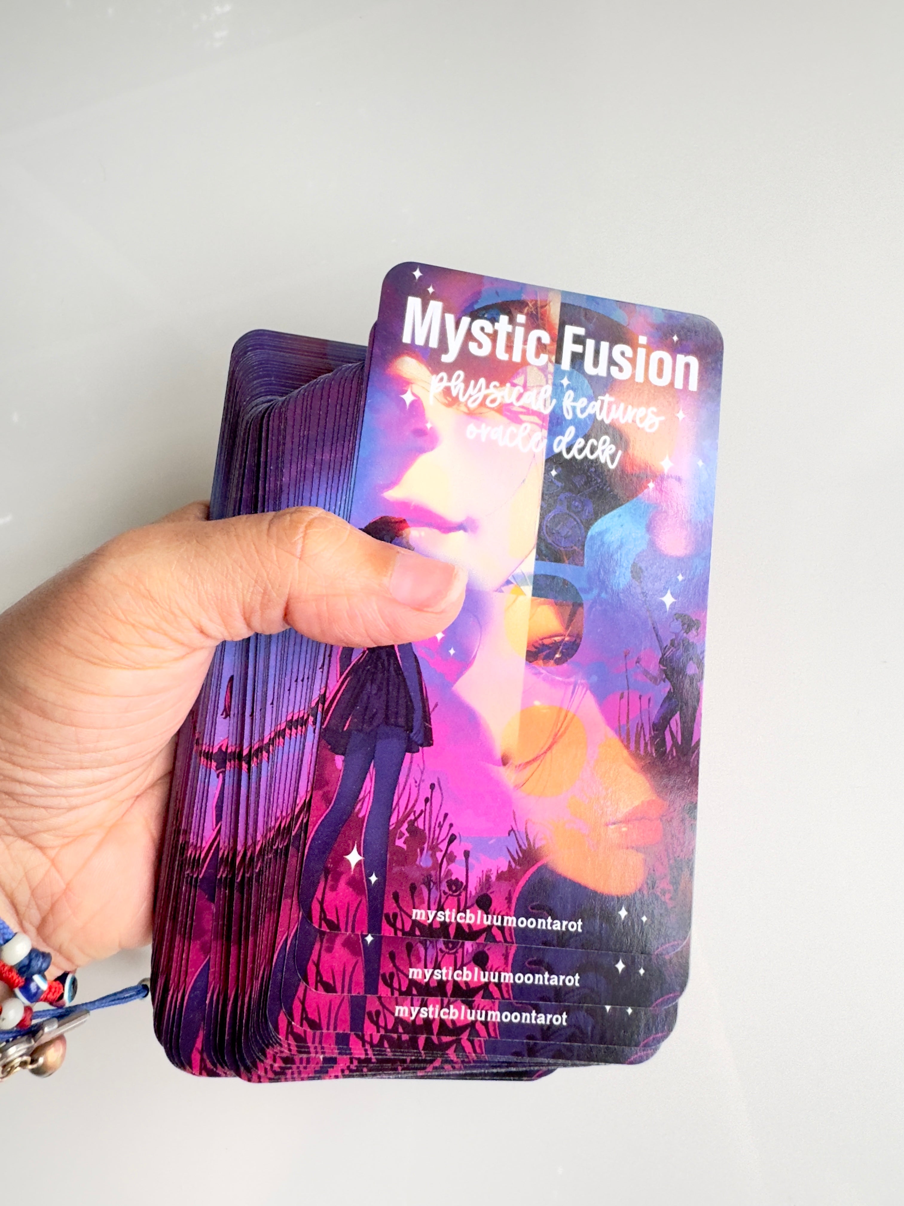 ¿Quién es? Características físicas Oracle Deck | Tamaño de póquer | Tamaño del Tarot